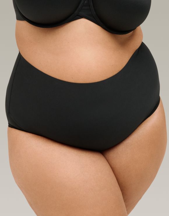 Photo of model in Cacique boyshort panties