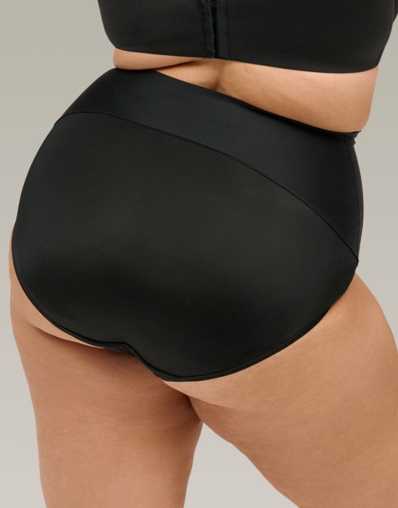 alternate Photo of model in Cacique boyshort panties
