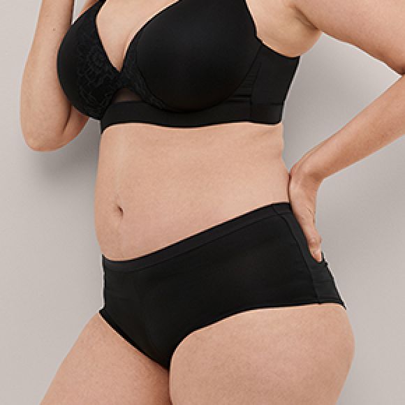 alternate Photo of model in Cacique boyshort panties