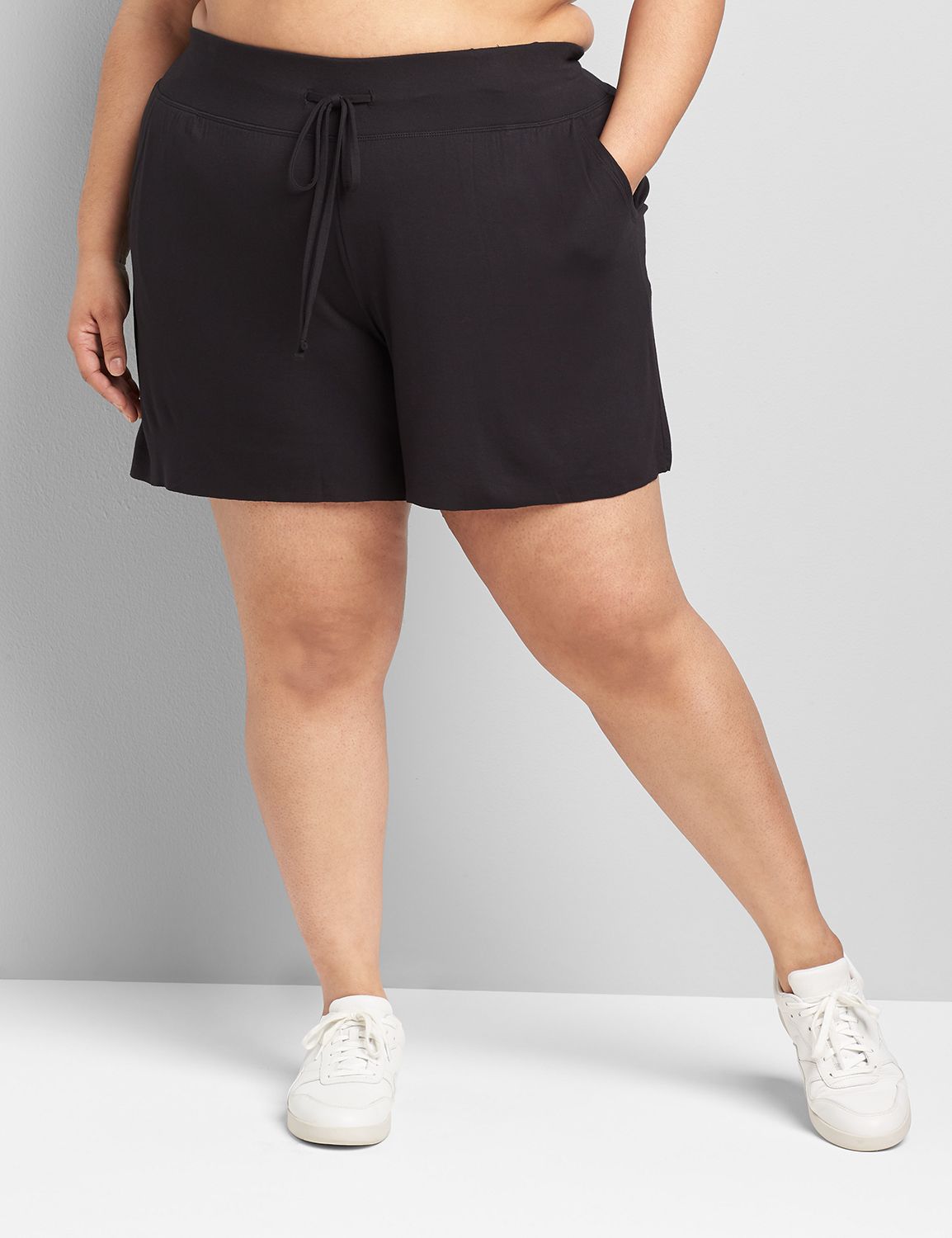 1111640 S Easy Swing Short:Ascena Black:34/36