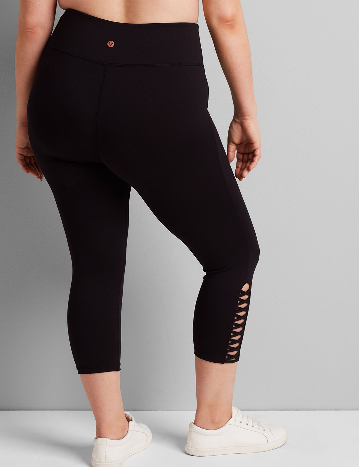 1114241 F Capri Legging w criss cro Product Image 2