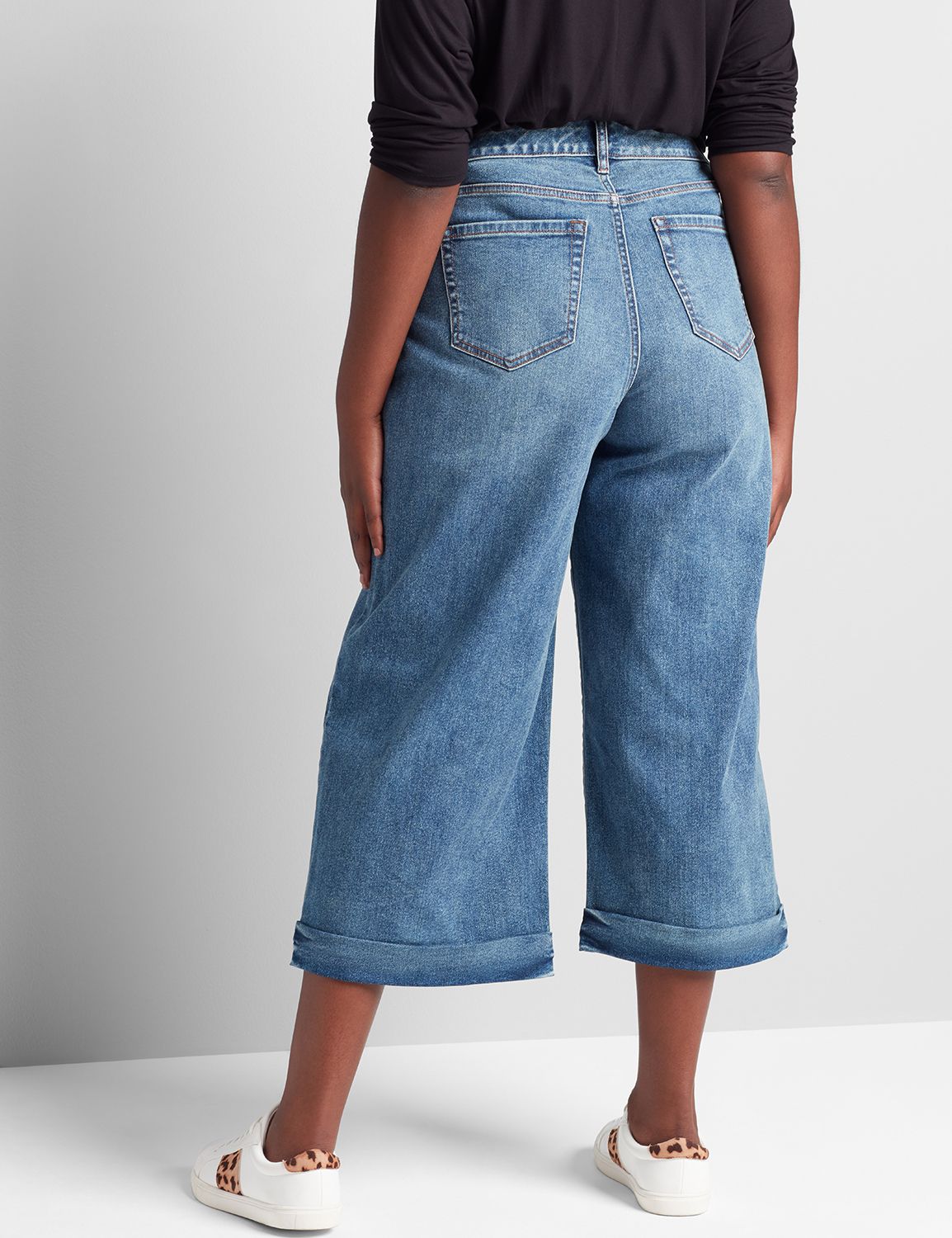 SIGNATURE WIDE LEG CROP MEDIUM WASH 1114227:Light Denim:12 Product Image 2
