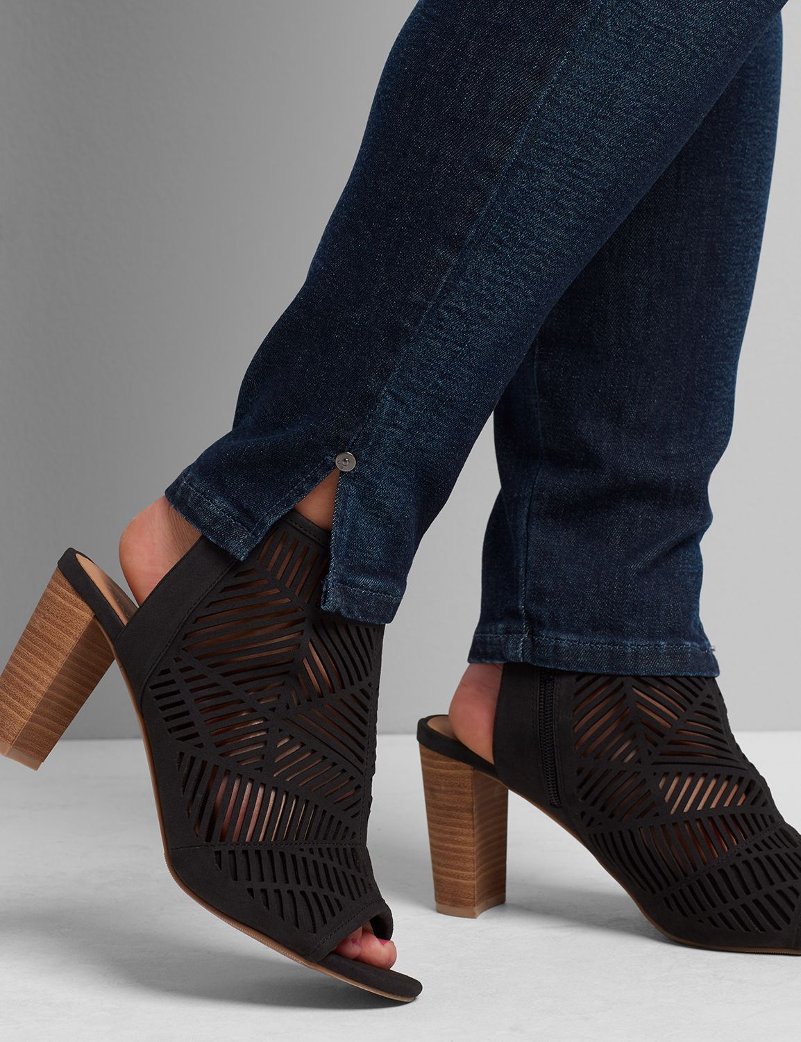 SIGNATURE MID RISE SKINNY PATCH POCKETS VINNY WASH 1116144:Dark Denim:12 Product Image 4