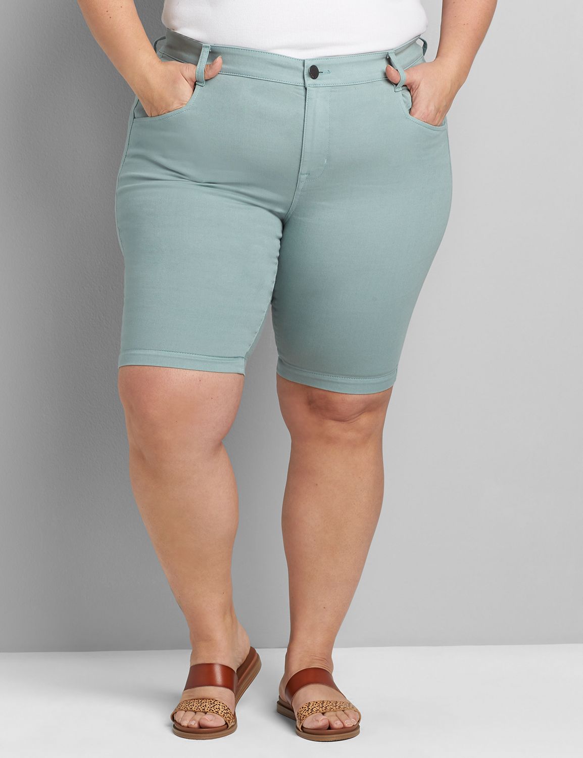 DELUXE SIGNATURE MID RISE BERMUDA - PIECE DYE 1119686:PANTONE Jadeite:22 Product Image 1