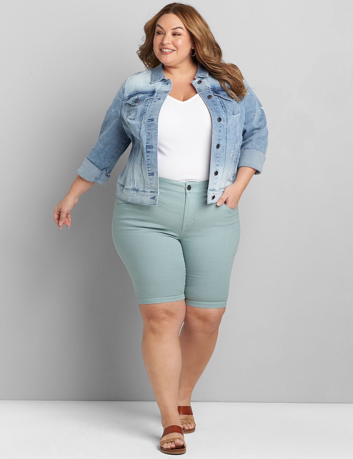 DELUXE SIGNATURE MID RISE BERMUDA - PIECE DYE 1119686:PANTONE Jadeite:22 Product Image 2