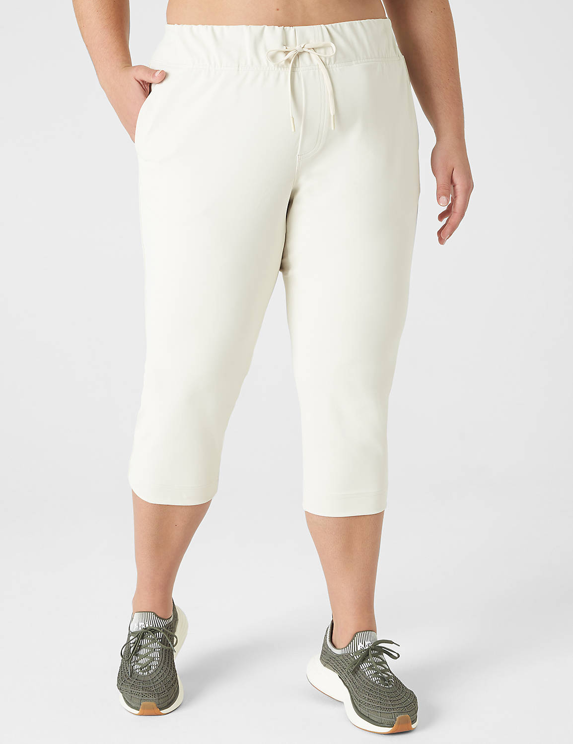 Livi Mid Rise Knit Capri Trouser S Product Image 1