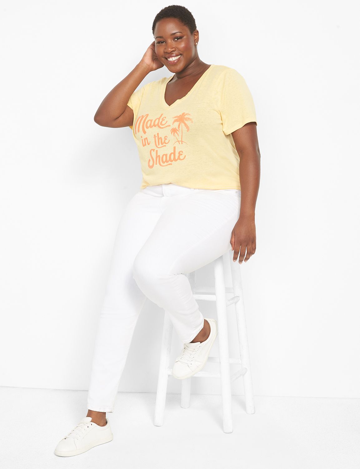 SS VNeck Curved Hem HiLo Graphic BU Product Image 1
