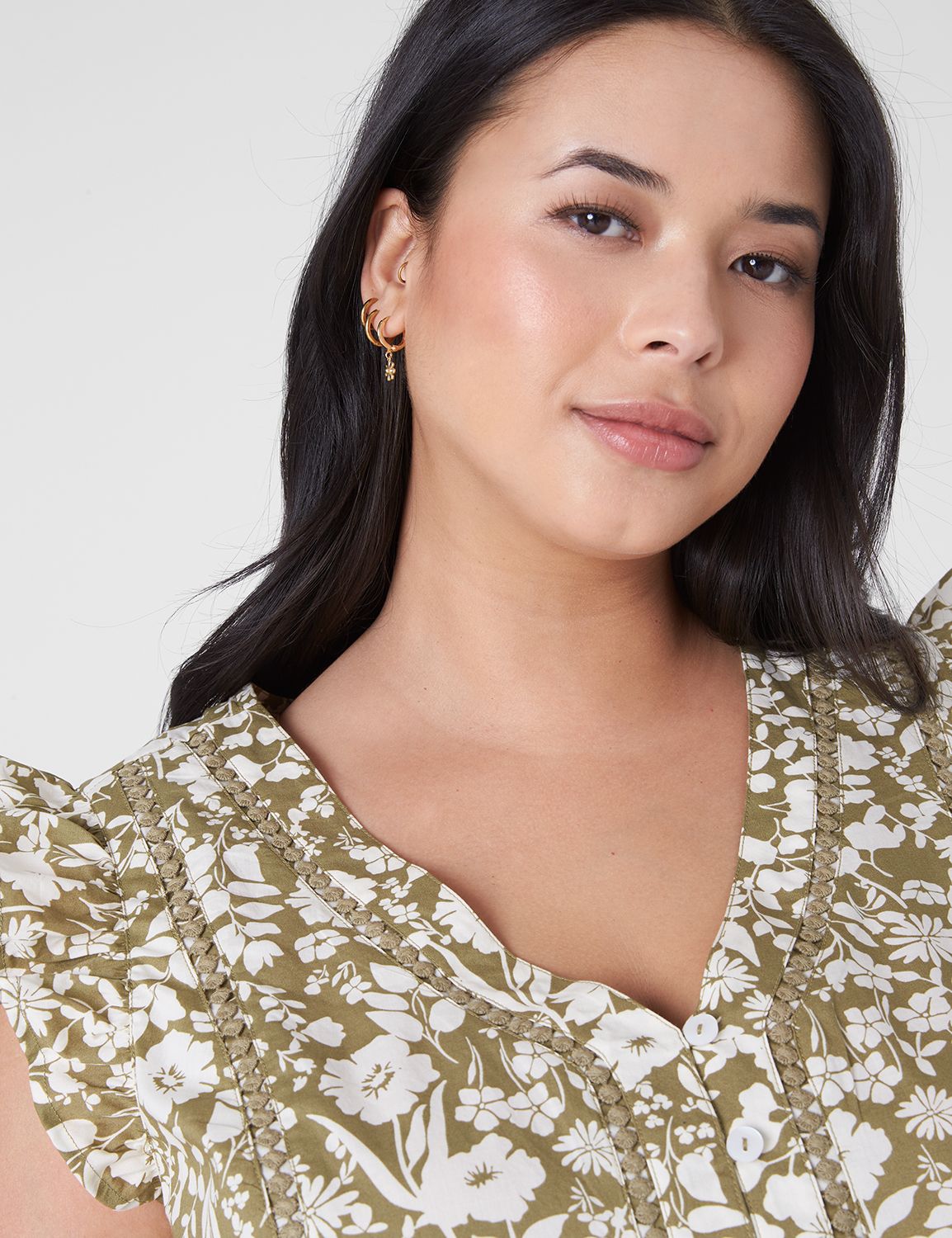 Classic Cap Flutter Sleeve V-Neck W Product Image 3