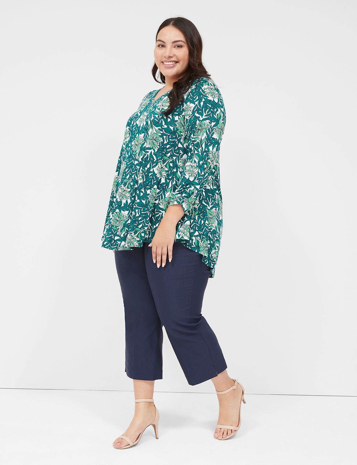 WV 3/4 Ruched Sleeve V-Neck Swing T Product Image 3
