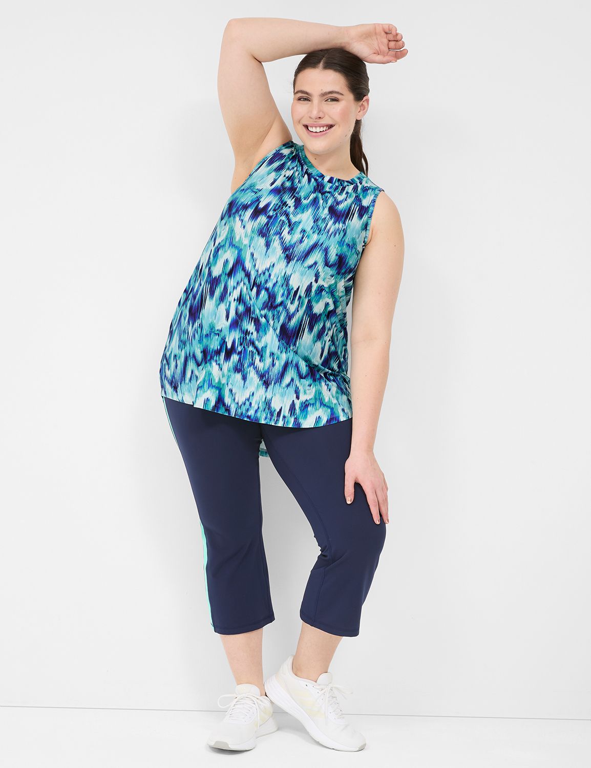 LIVI Sleeveless Crew Neckline V Bac Product Image 3