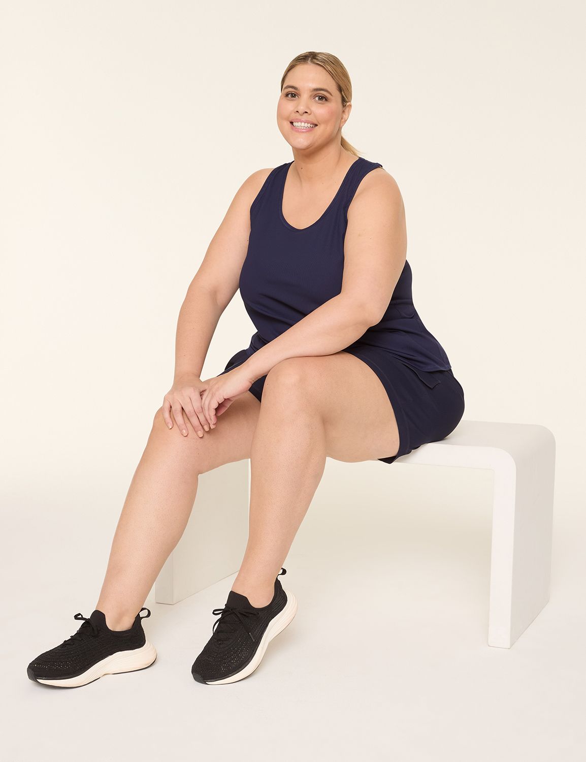 LIVI Sleeveless Scoop Neckline Wick Product Image 3
