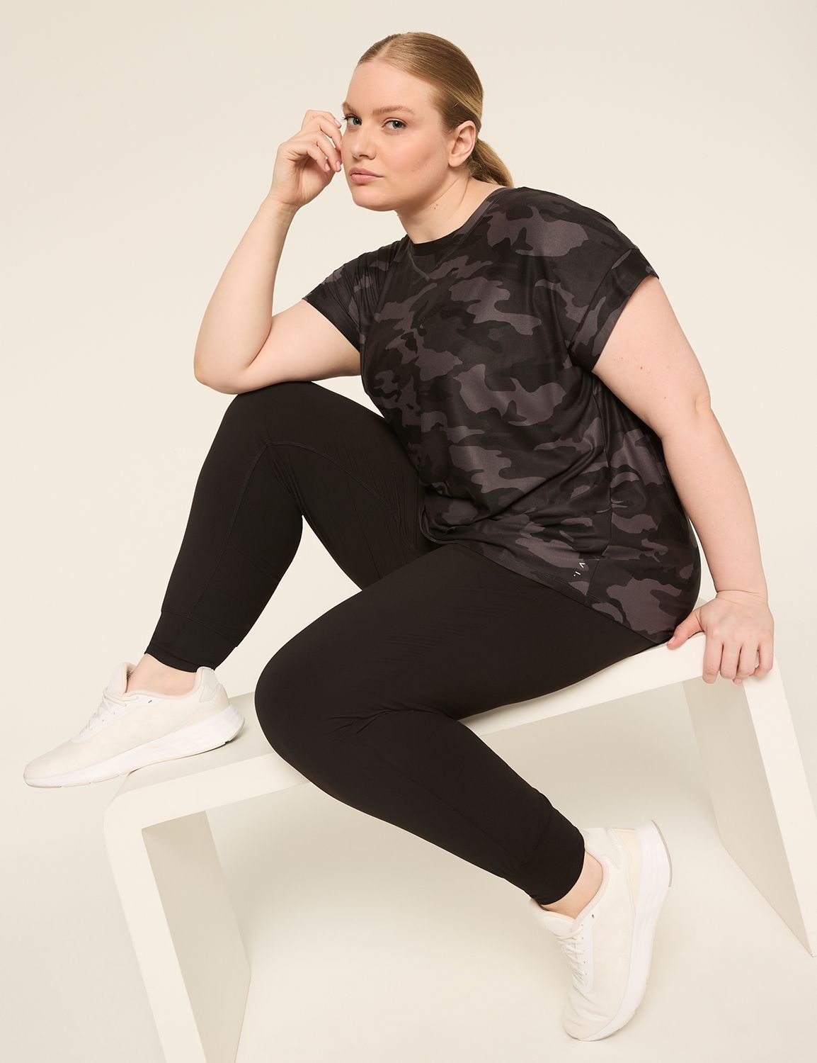 LIVI Short Sleeve Crew Neckline Rec Product Image 3