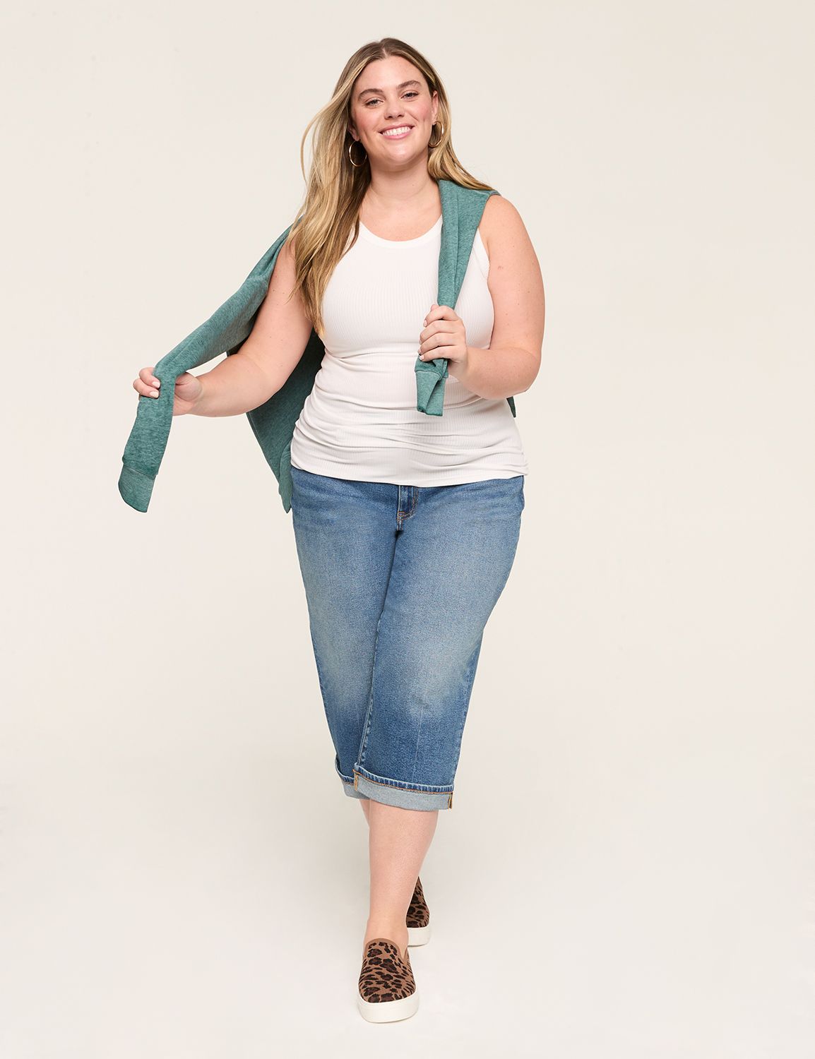 MID RISE BOYFRIEND CAPRI - MED WASH Product Image 3