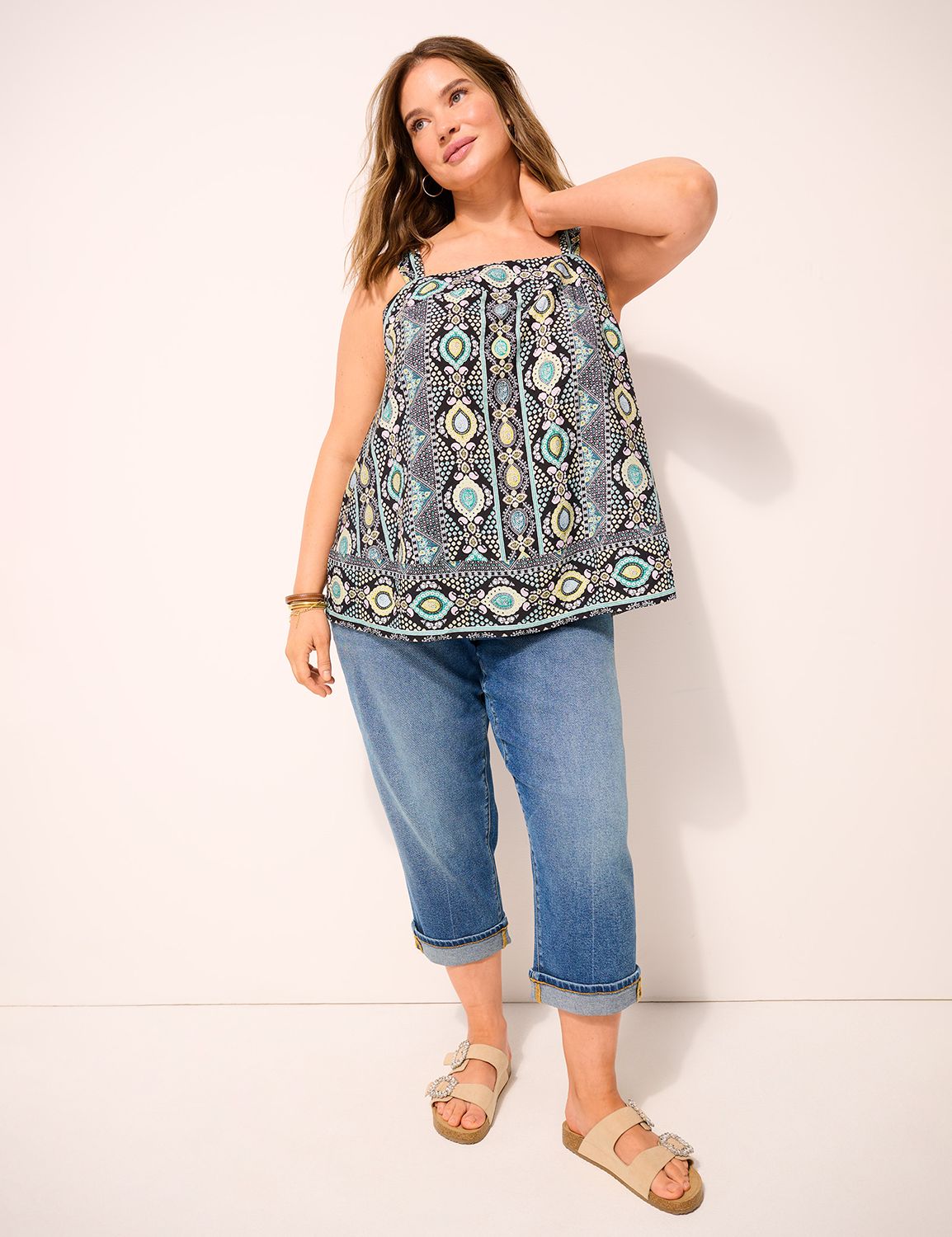 MID RISE BOYFRIEND CAPRI - MED WASH Product Image 4