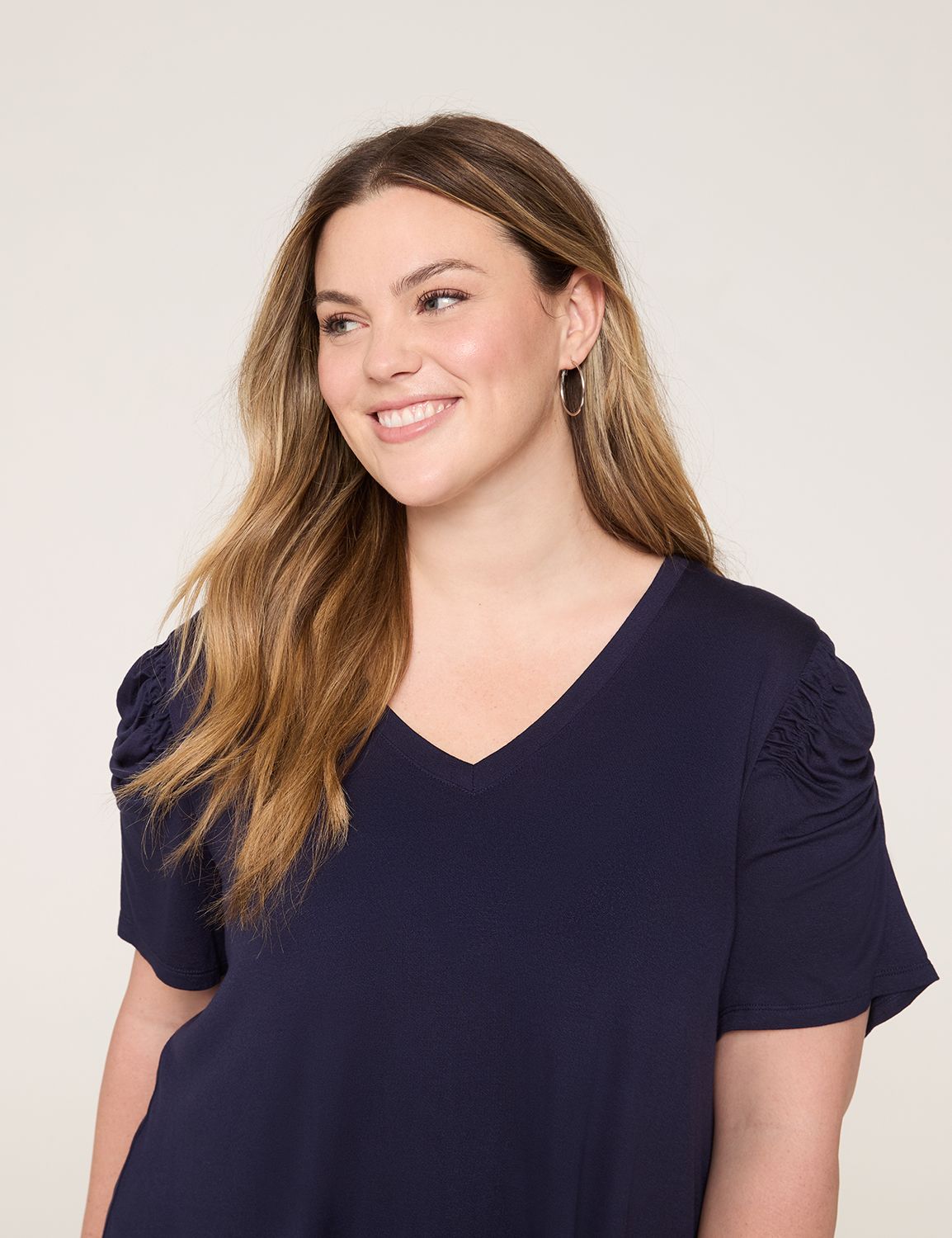 ★GENERAL IDEA★ WOMAN shirring V-neck collar short-sleeved WV V-Neck Short Sleeve w/ Shirring | LaneBryant
