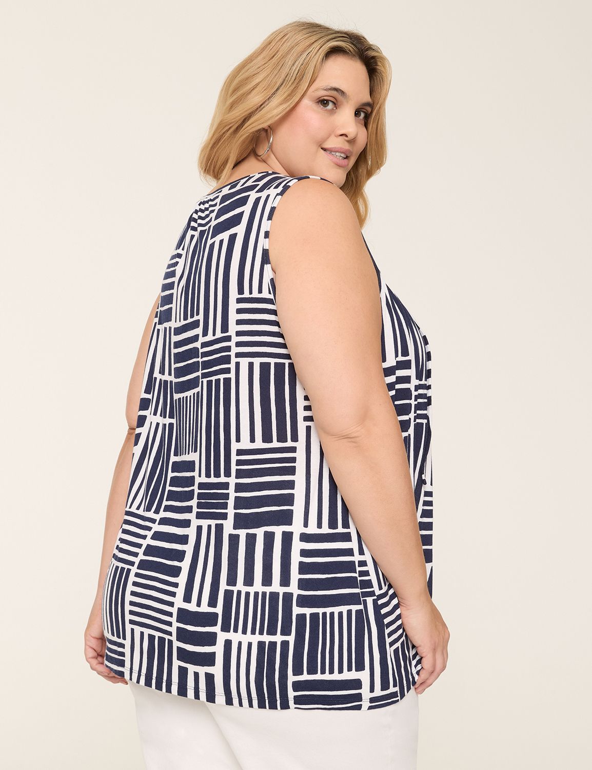 【MUCENT】 SHATT RIVET PIGMENT SEAM LINE LOGO SLEEVELESS Sleeveless Notched Zen Neck Shirred | LaneBryant