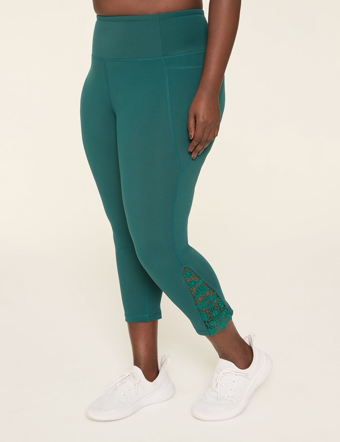 LIVI Soft Macrame-Detail 21" Capri Legging