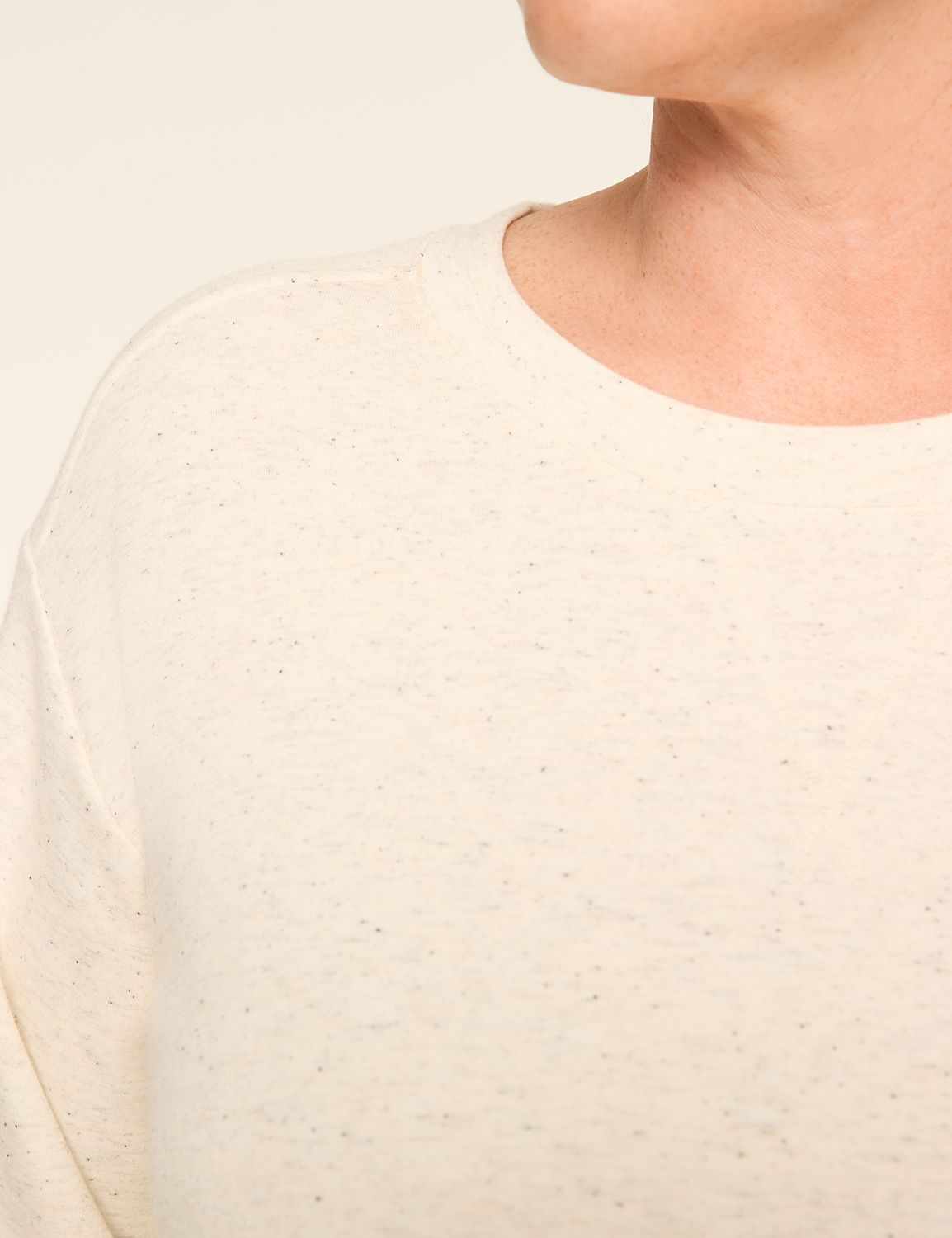 LIVI Long Sleeve Crew Neckline Done Product Image 4