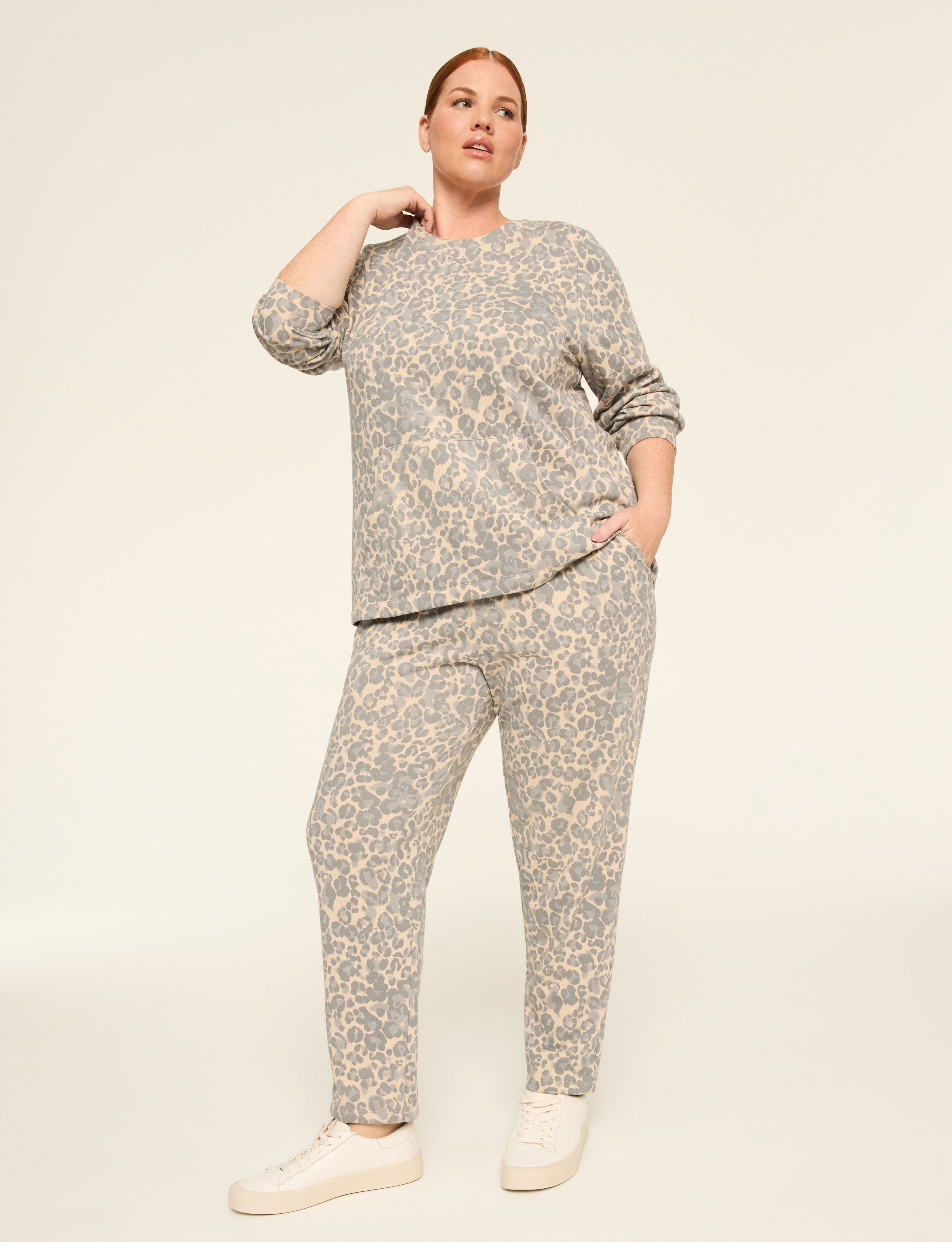 LIVI Mid Rise French Terry Tapered Product Image 3