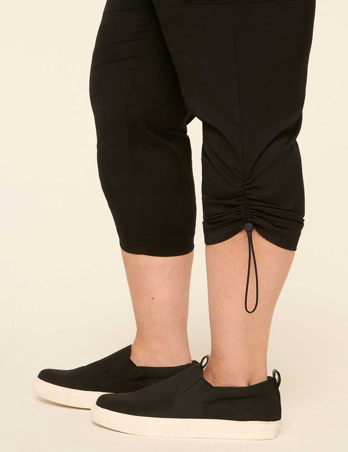 LIVI Mid Rise Woven Crop Ruched Det Product Image 4