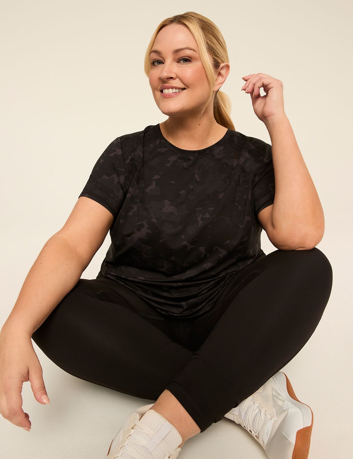 LIVI Short Sleeve Crew Neckline Wic Product Image 3