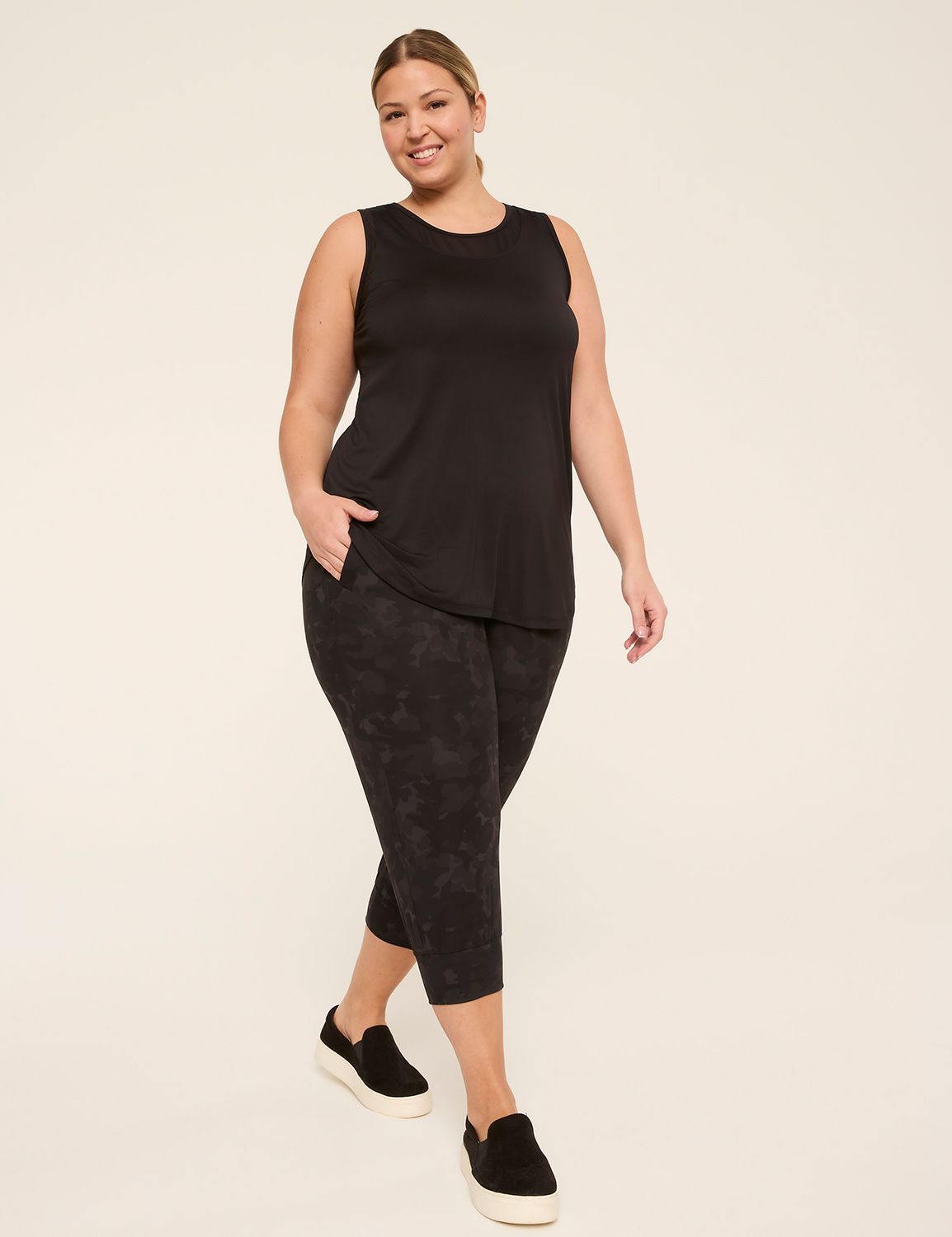 LIVI Sleeveless Crew Neckline Wicki Product Image 3