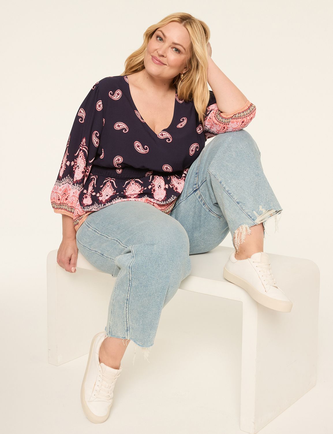 Classic 3/4 Bubble Sleeve V-Neck Pe Product Image 3