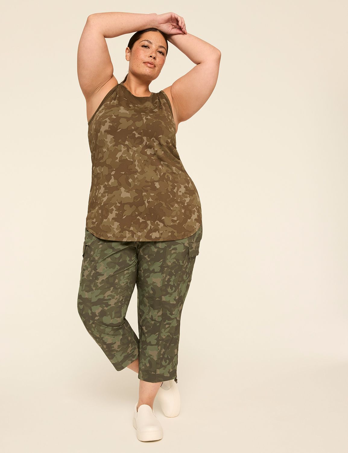 LIVI Mid Rise Woven Crop Ruched Det Product Image 3