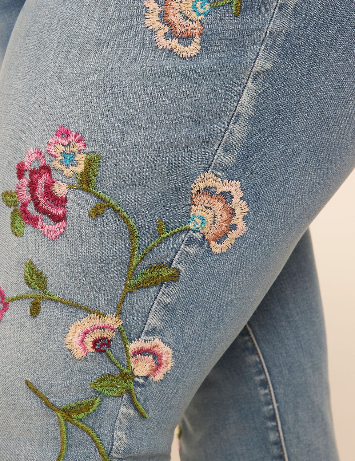 HIGH RISE KNOCKOUT JEGGING W/ EMBRO Product Image 4