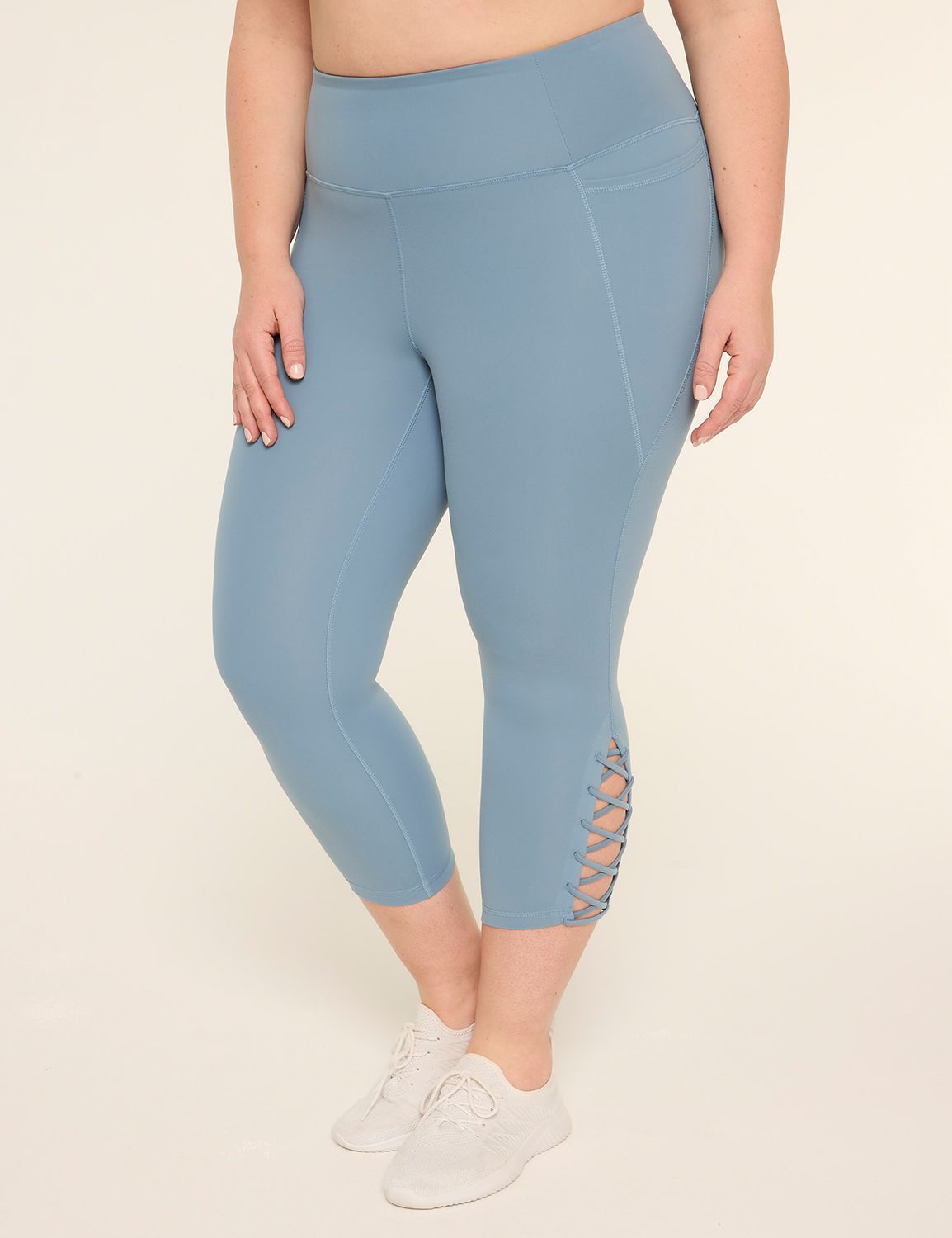 LIVI Soft Macrame-Detail 21" Capri Legging