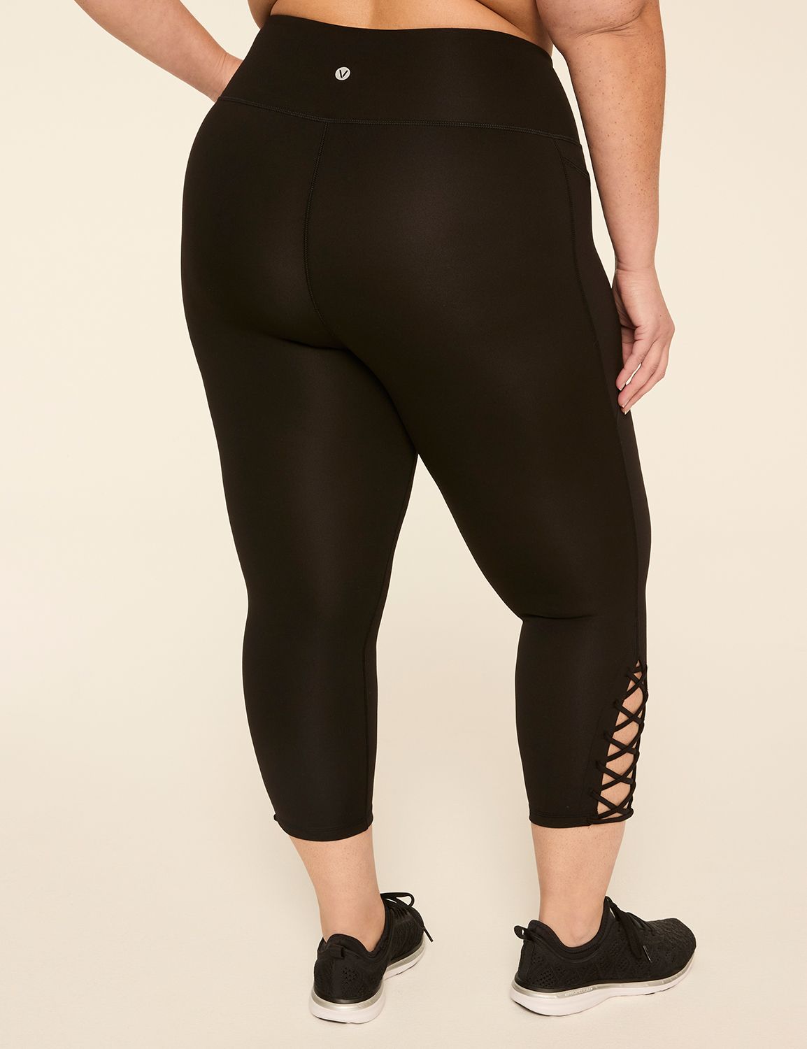 LIVI Soft Macrame-Detail 21" Capri Legging