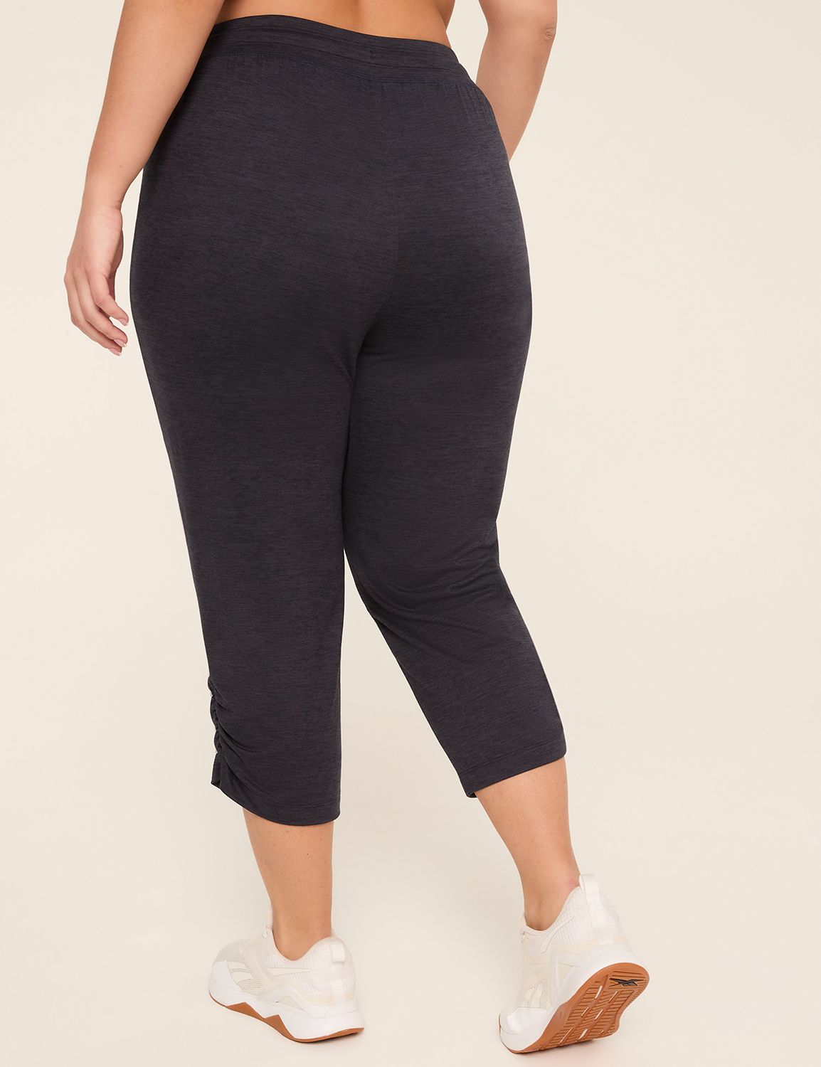 LIVI Soft Mid-Rise Marled Ruched Capri Jogger Pant