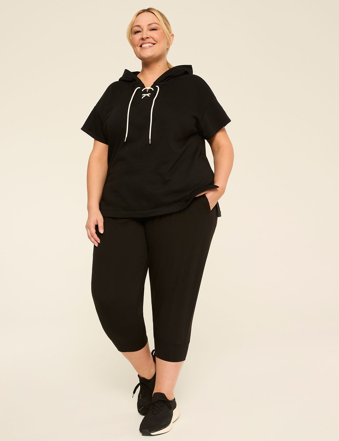 LIVI Mid Rise Livi Soft Capri Jogge Product Image 3