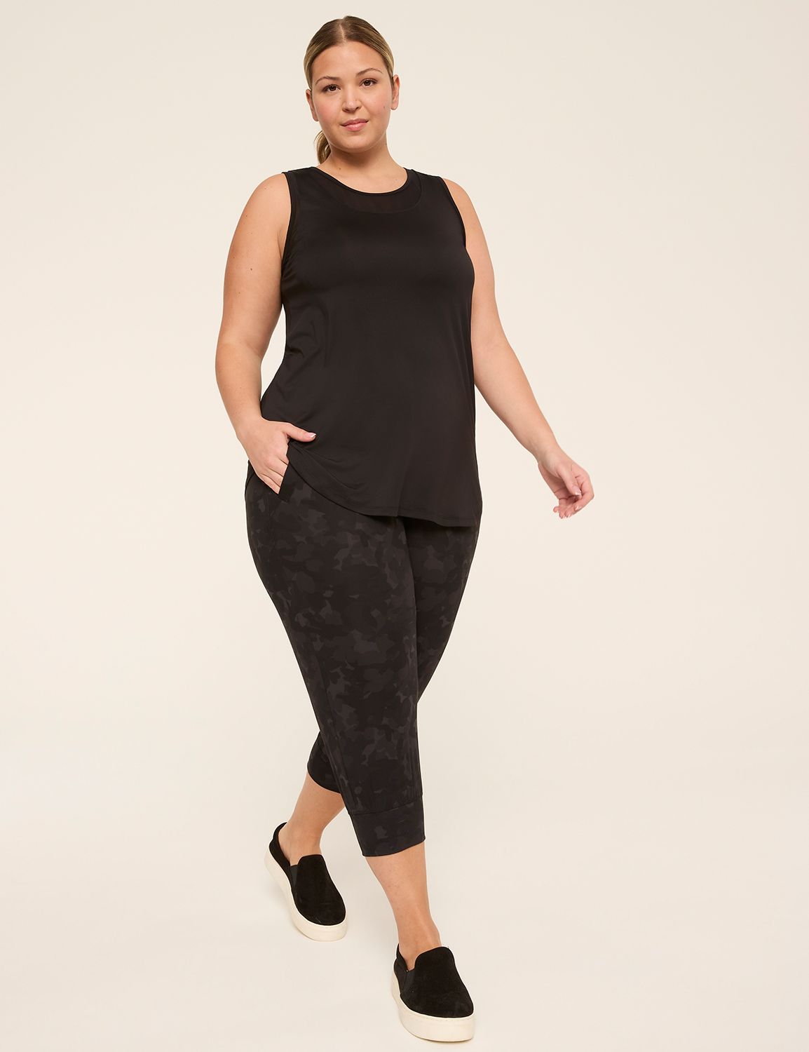 LIVI Mid Rise Livi Soft Capri Jogge Product Image 3