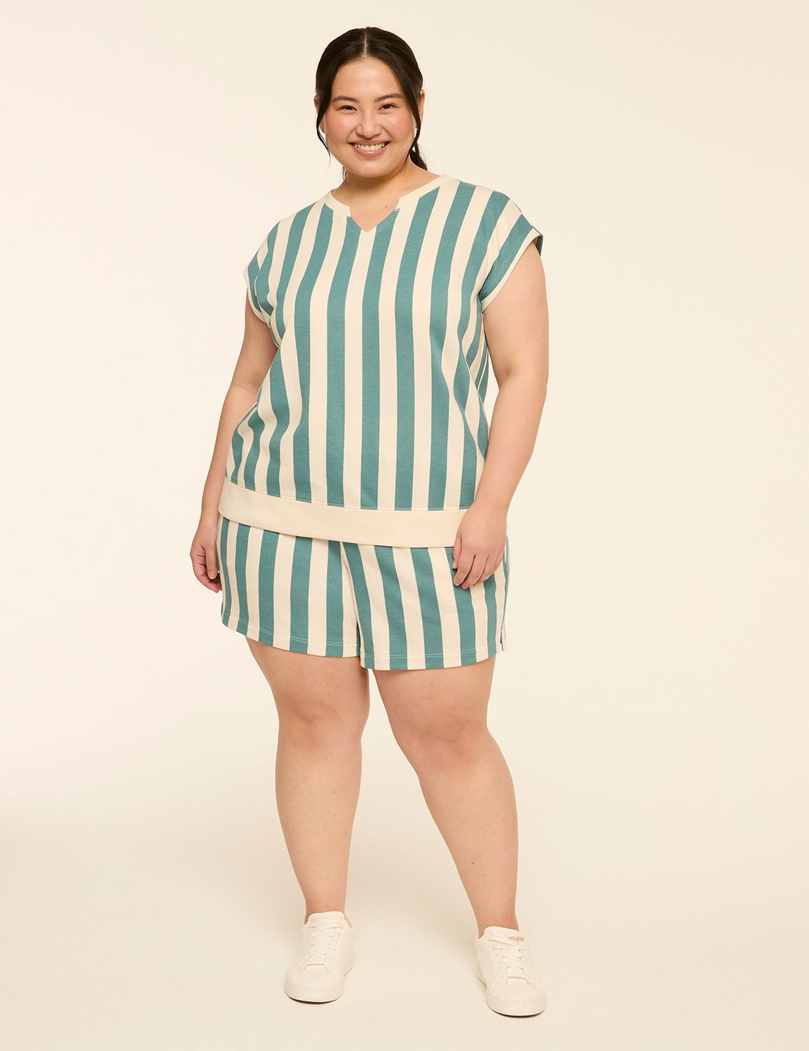 LIVI Mid Rise French Terry Short S Product Image 3