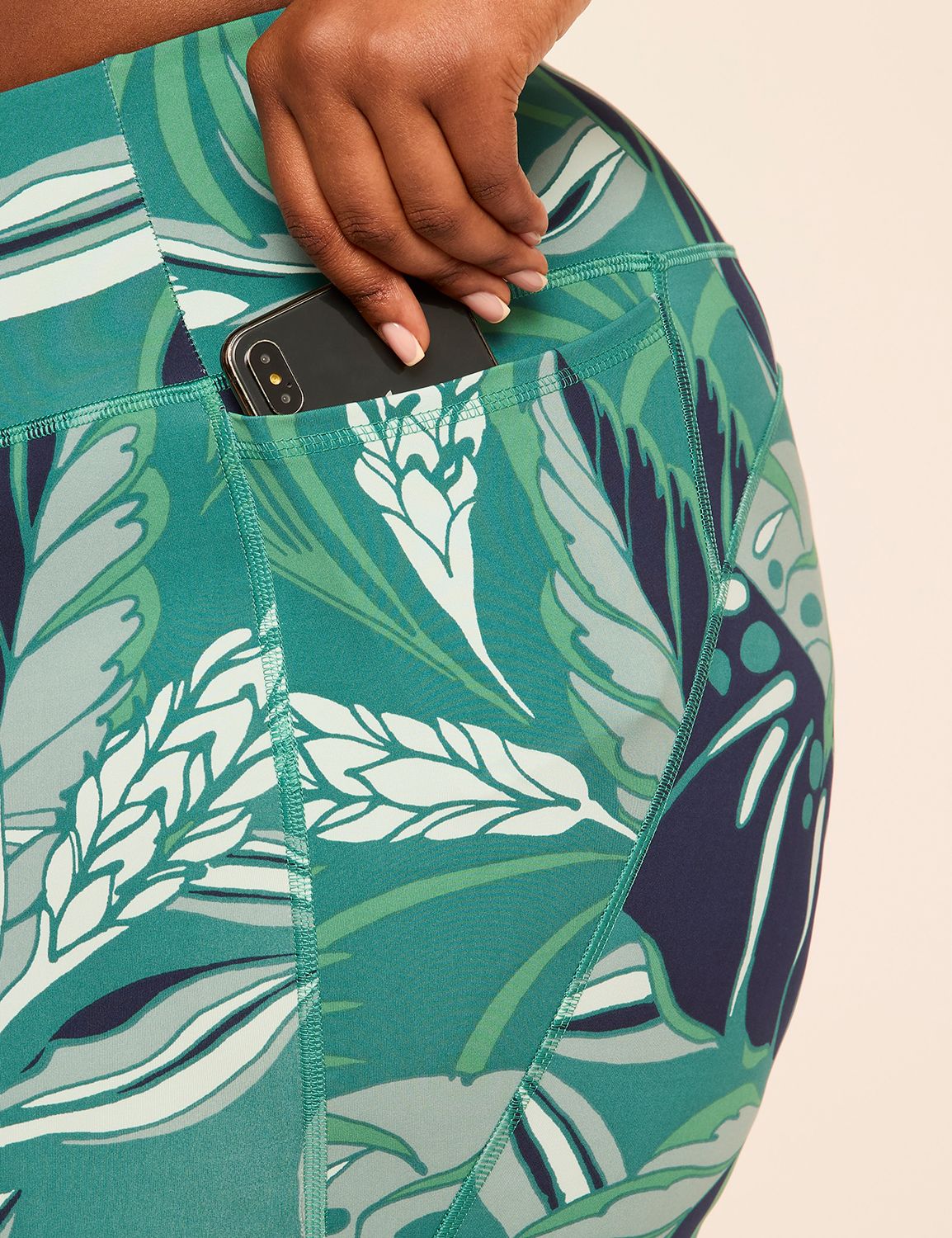 LIVI High Rise Wicking Knee Short S Product Image 4