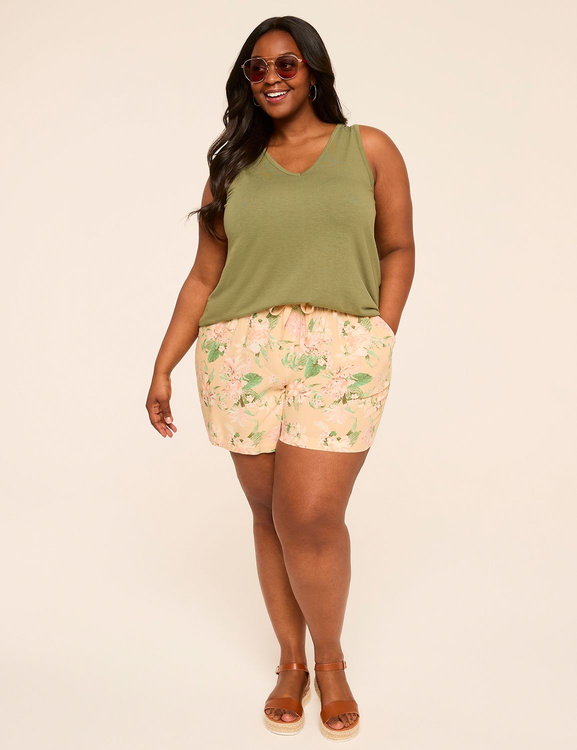 Pull-On Woven Mid Rise Flowy Short Product Image 3