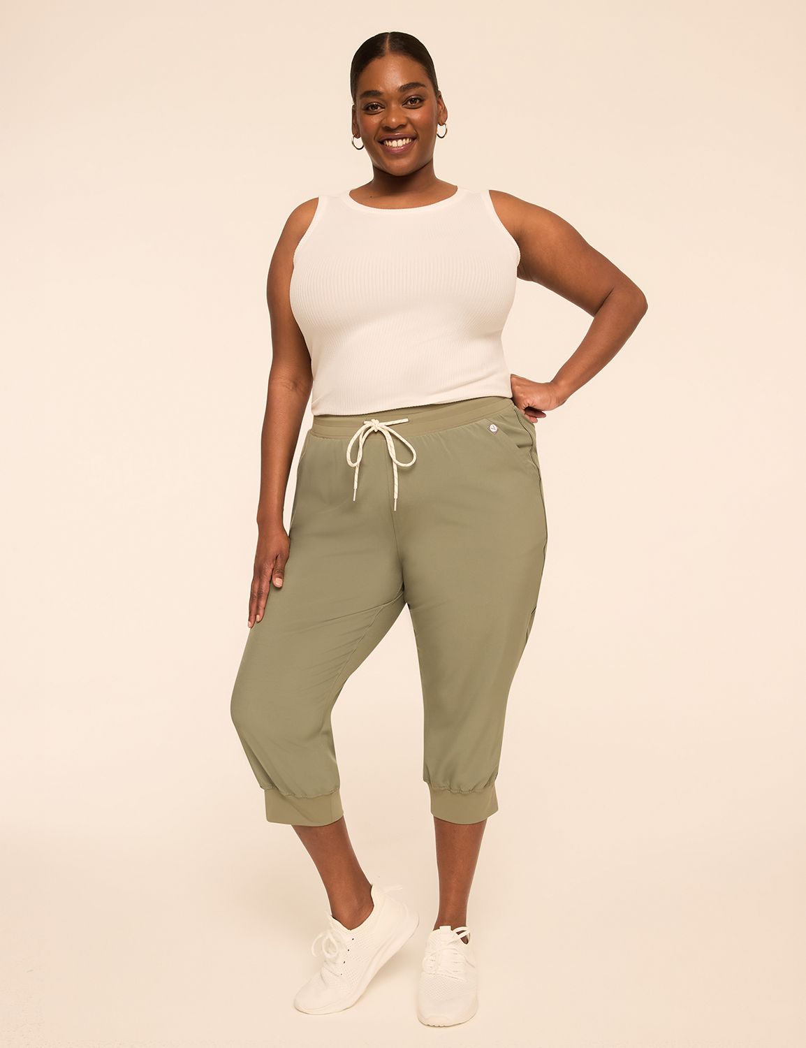LIVI Mid Rise Stretch Woven Capri J Product Image 3